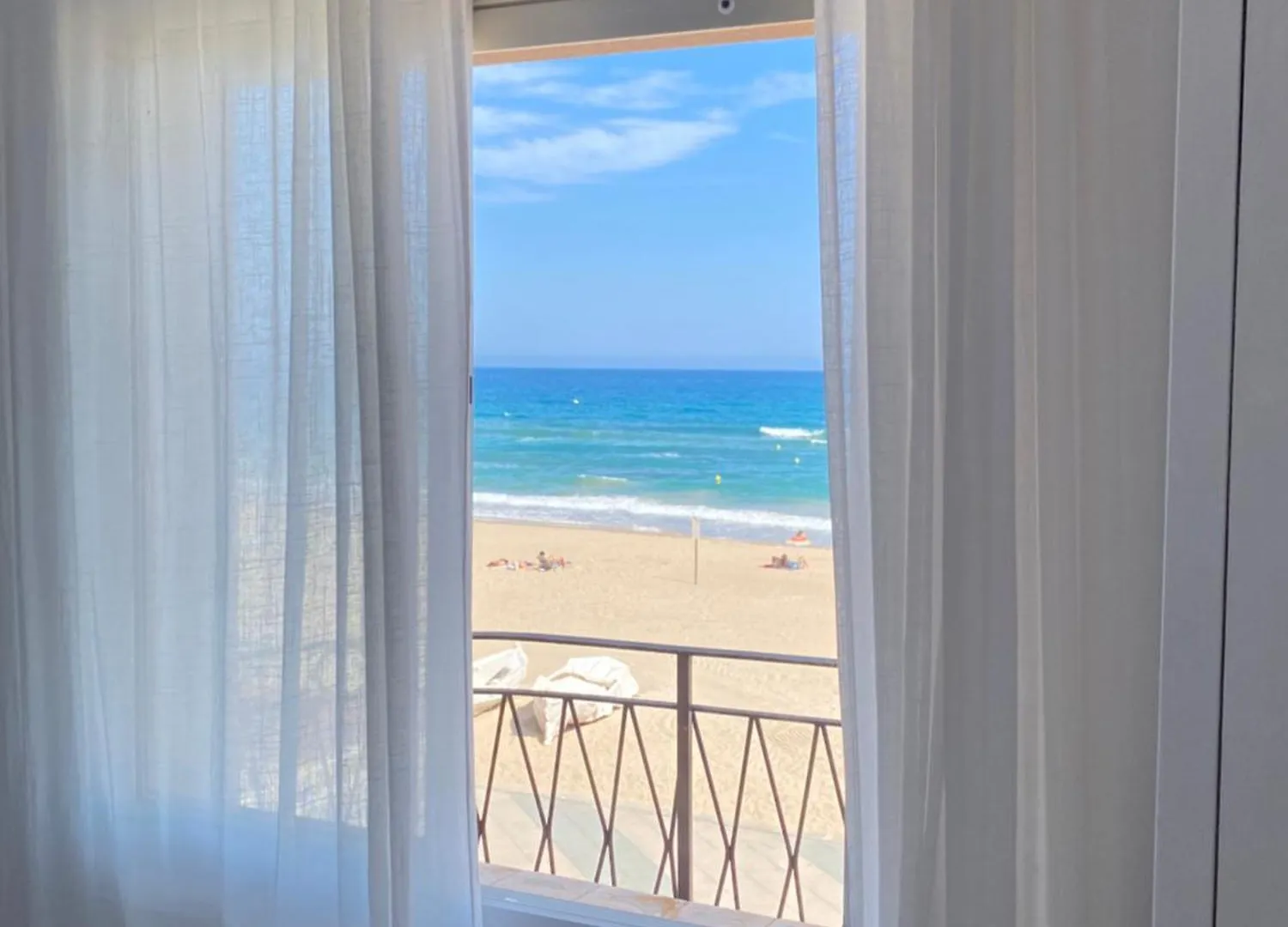 Torredembarra Beachfront Apartment Sleeps 5 0*,  Espanha
