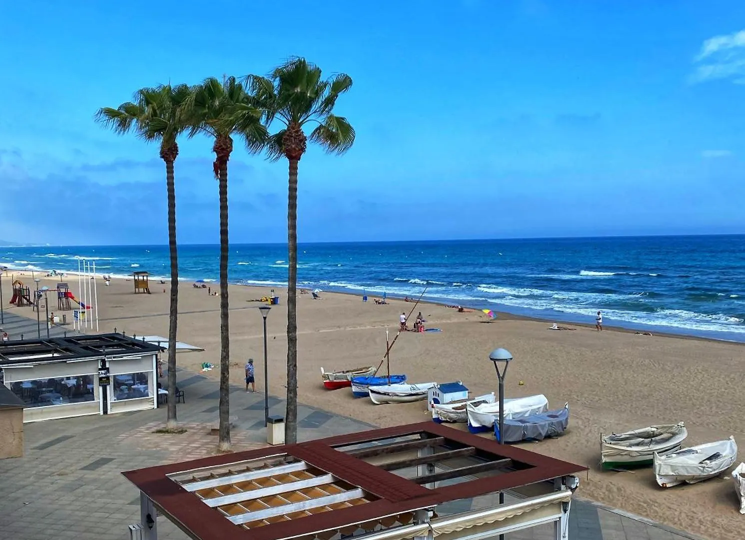 Torredembarra Beachfront Apartment Sleeps 5 0*,