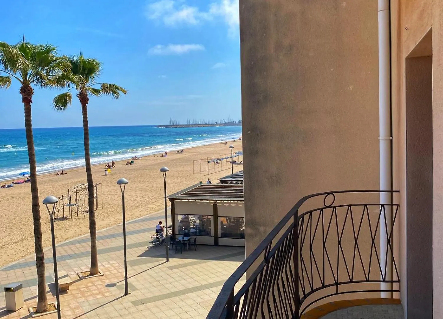 Torredembarra Beachfront Apartment Sleeps 5 elérhetőségei